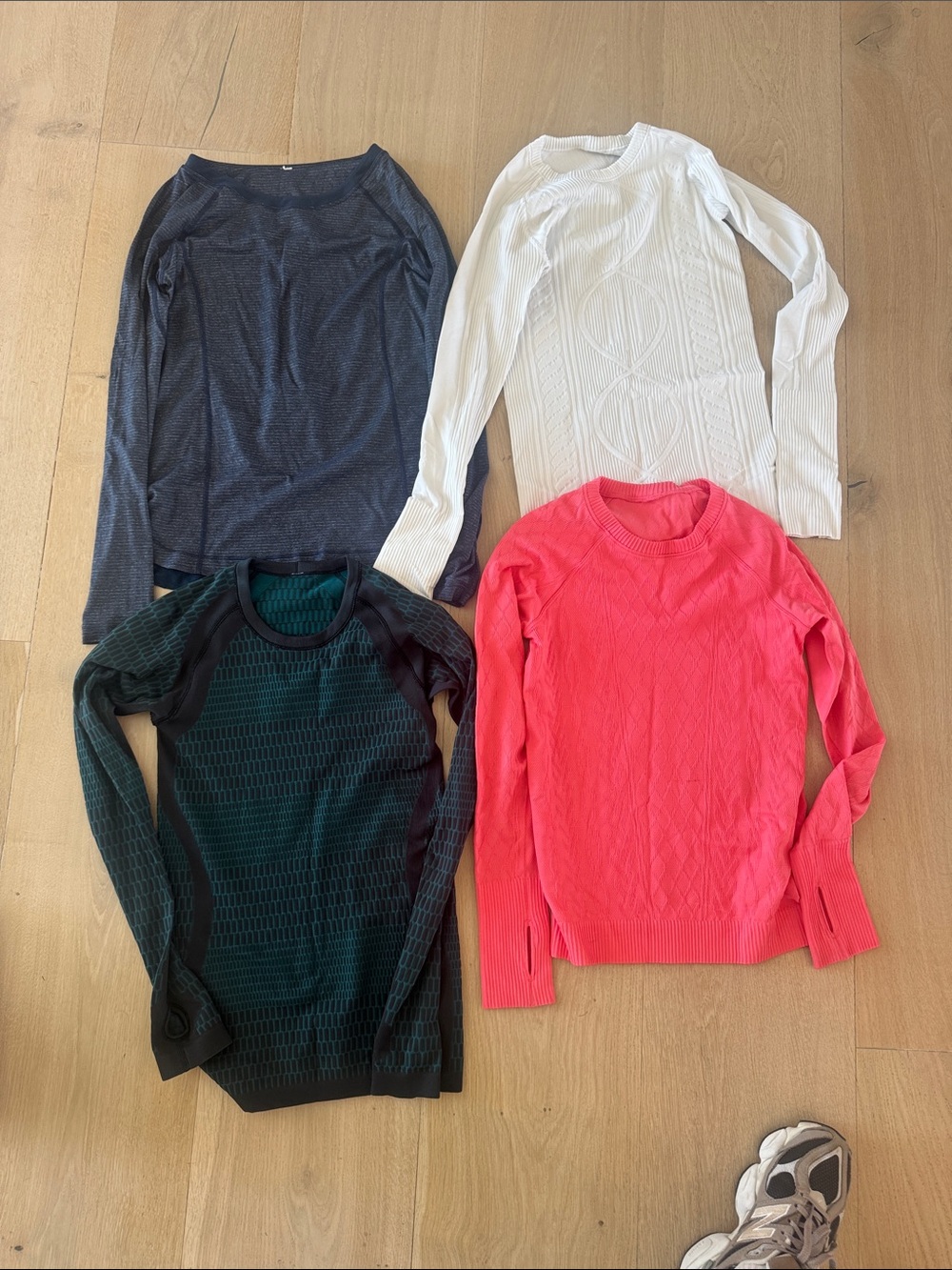 Women's set of 4 lululemon long sleeve shirts